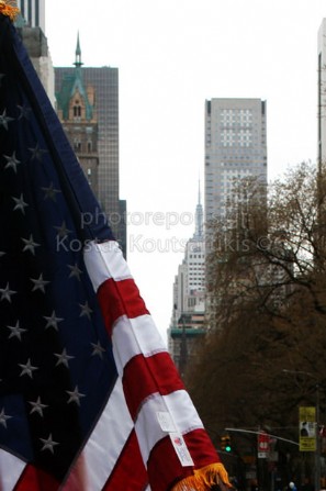 Νέα Υόρκη, Μανχάταν. Ουρανοξύστες και Αμερικάνικη σημαία.    