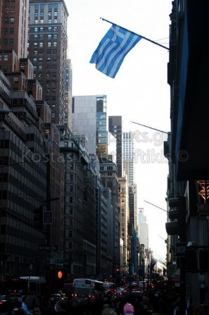 Νέα Υόρκη, Μανχάταν. Ουρανοξύστες. Ελληνική σημαία στην 5η Λεωφόρο.